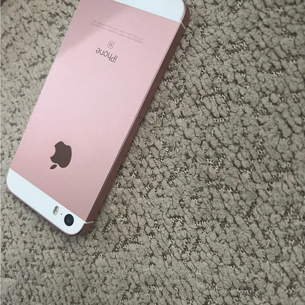 Apple iPhone SE 64gb 1 gen rose gold mint condition factory unlocke